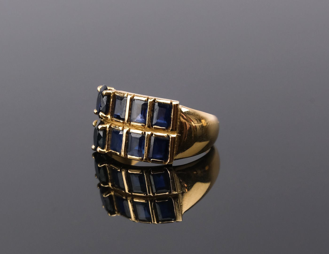.. - Zlatý prsten s 8 safíry, ryzost 750/1000, značeno platnou puncovní značkou "kohout", hrubá hmotnost 7,00 g