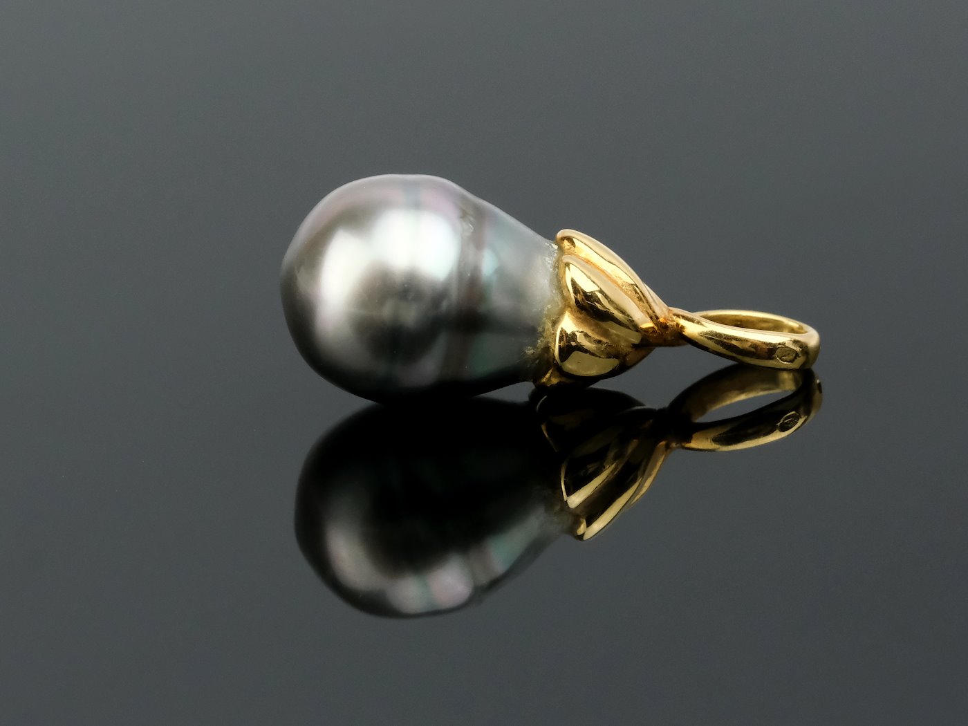 .. - Přívěšek s perlou, zlato 750/1000, značeno platnou puncovní značkou "kohout", hrubá hmotnost 3,45 g