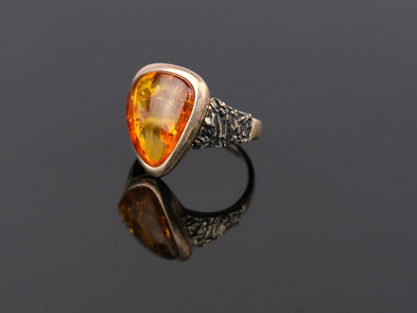 .. - Prsten s jantarem, stříbro 925/1000, značeno platnou puncovní značkou "kozlík", hrubá hmotnost 5,05 g