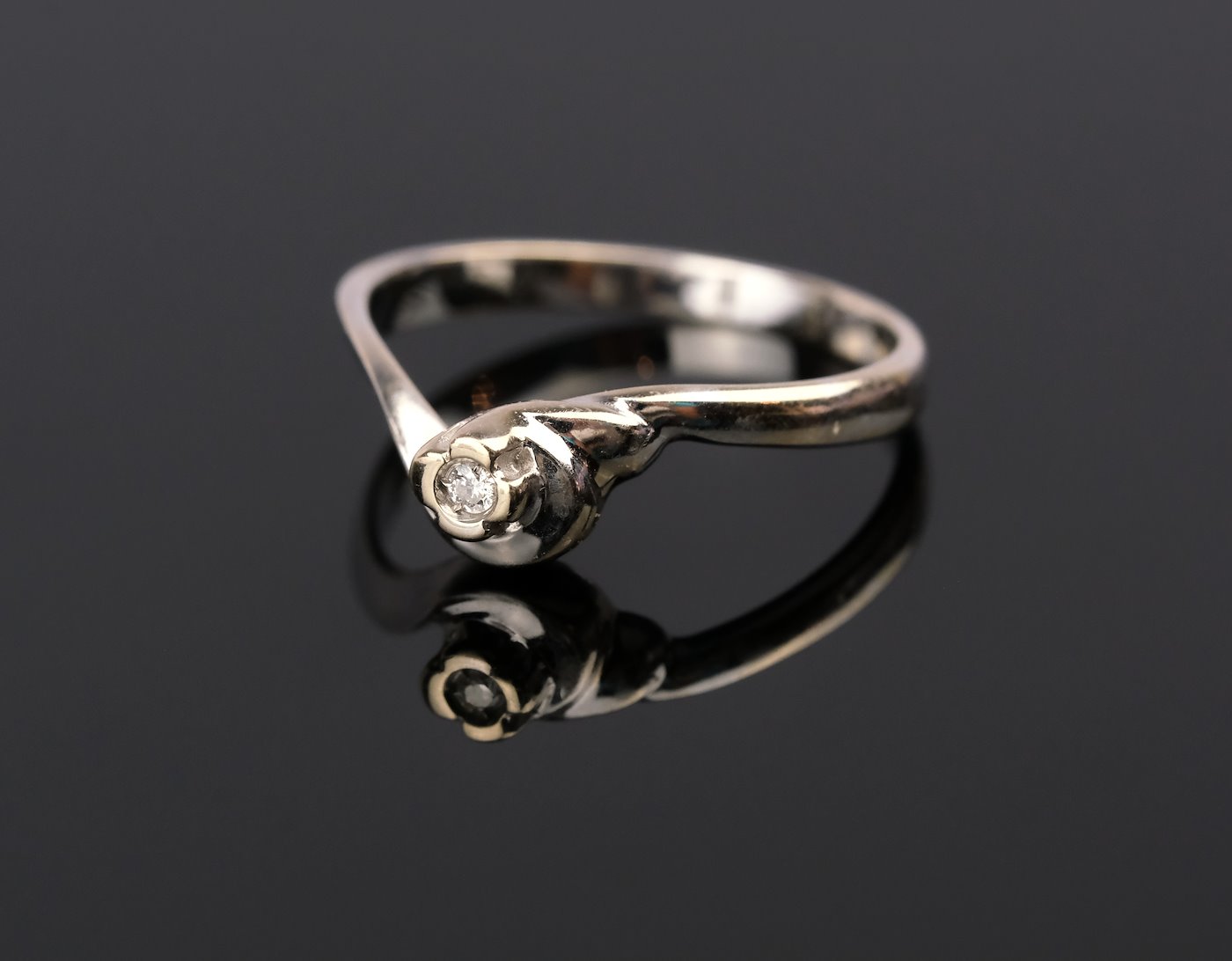 .. - Prsten s briliantem, zlato 750/1000, 0,025 ct, značeno platnou puncovní značkou "kohout", hrubá hmotnost 2,90 g