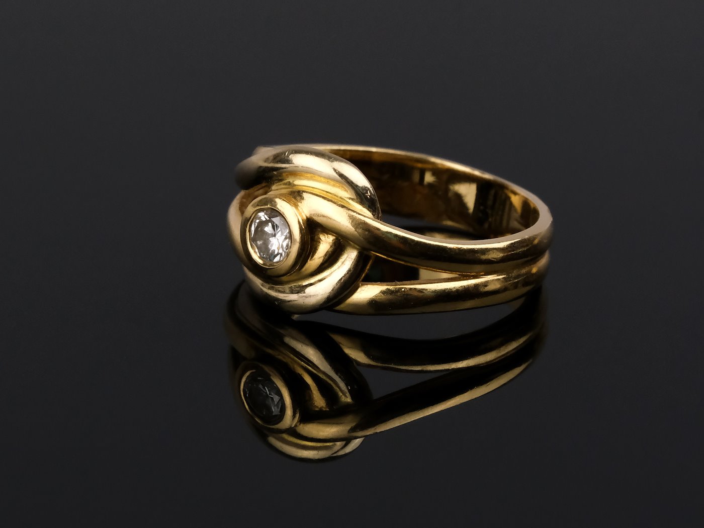.. - Prsten, zlato 750/1000, briliant 0,10ct,značeno platnou puncovní značkou "kohout", hrubá hmotnost 5,60 g 