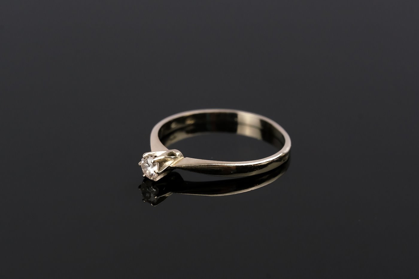 .. - Prsten s briliantem, zlato 585/1000, 0,15ct, značeno platnou puncovní značkou "labuť", hrubá hmotnost 1,35 g