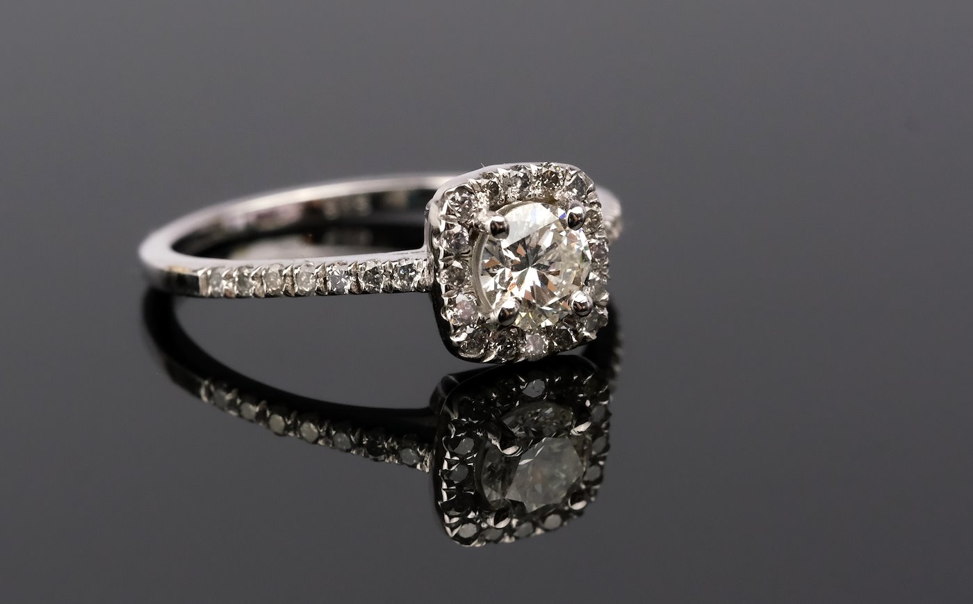 .. - Luxusní prsten s přírodním diamantem 0,78ct, vyrobený z bílého zlata 585/1000, značeno platnou puncovní značkou "labuť", hrubá hmotnost 2,31 g