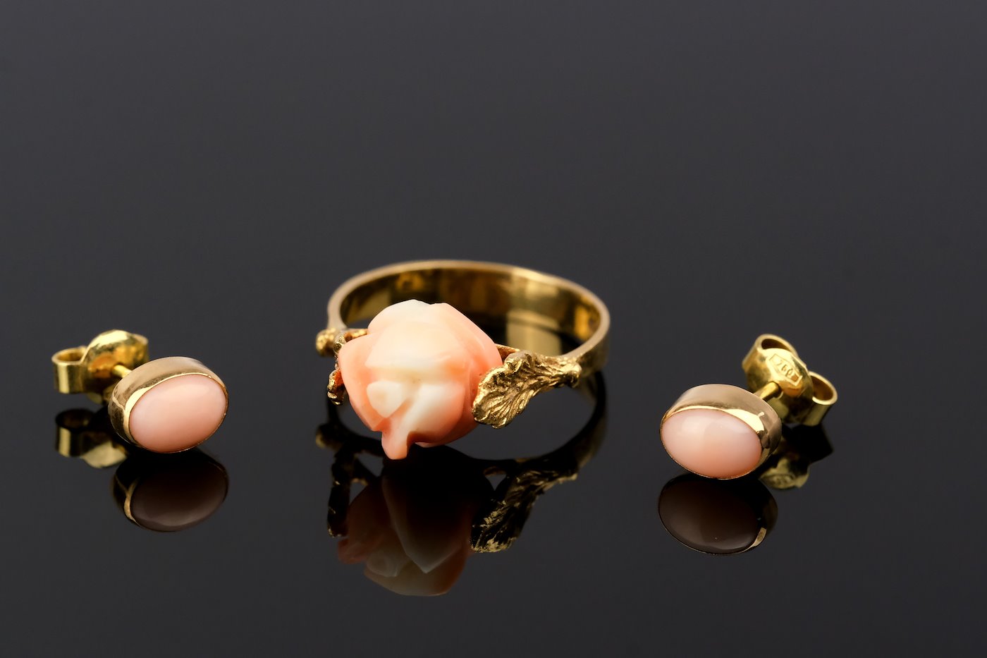.. - Set prsten a náušnice s korálem, zlato 710/1000, hrubá hmotnost 3,35 g