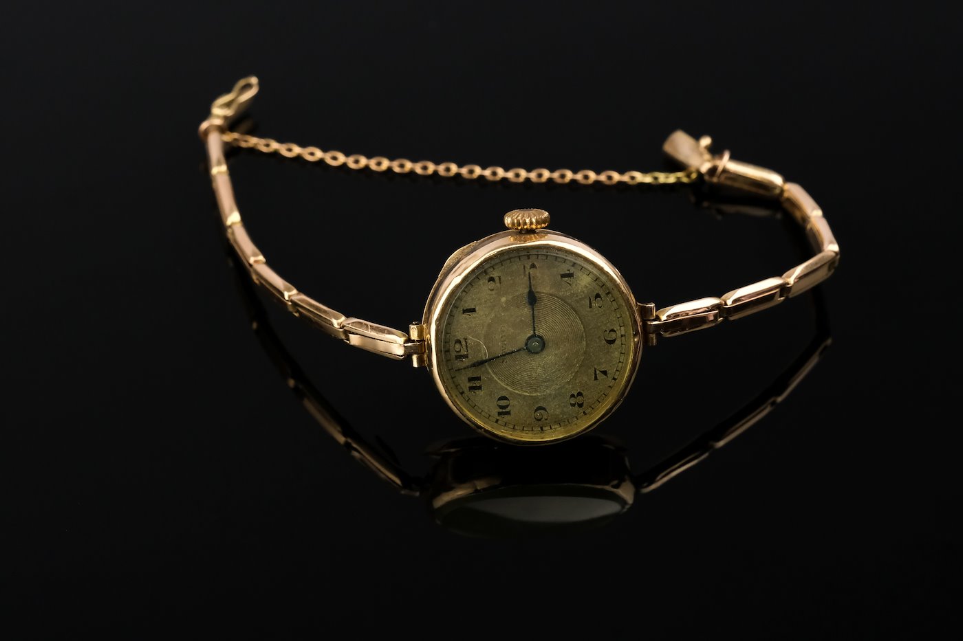 .. - Dámské náramkové hodinky značky Novato, zlato 585/1000, značeno platnou starou značkou "harfa", hrubá hmotnost 15,25 g