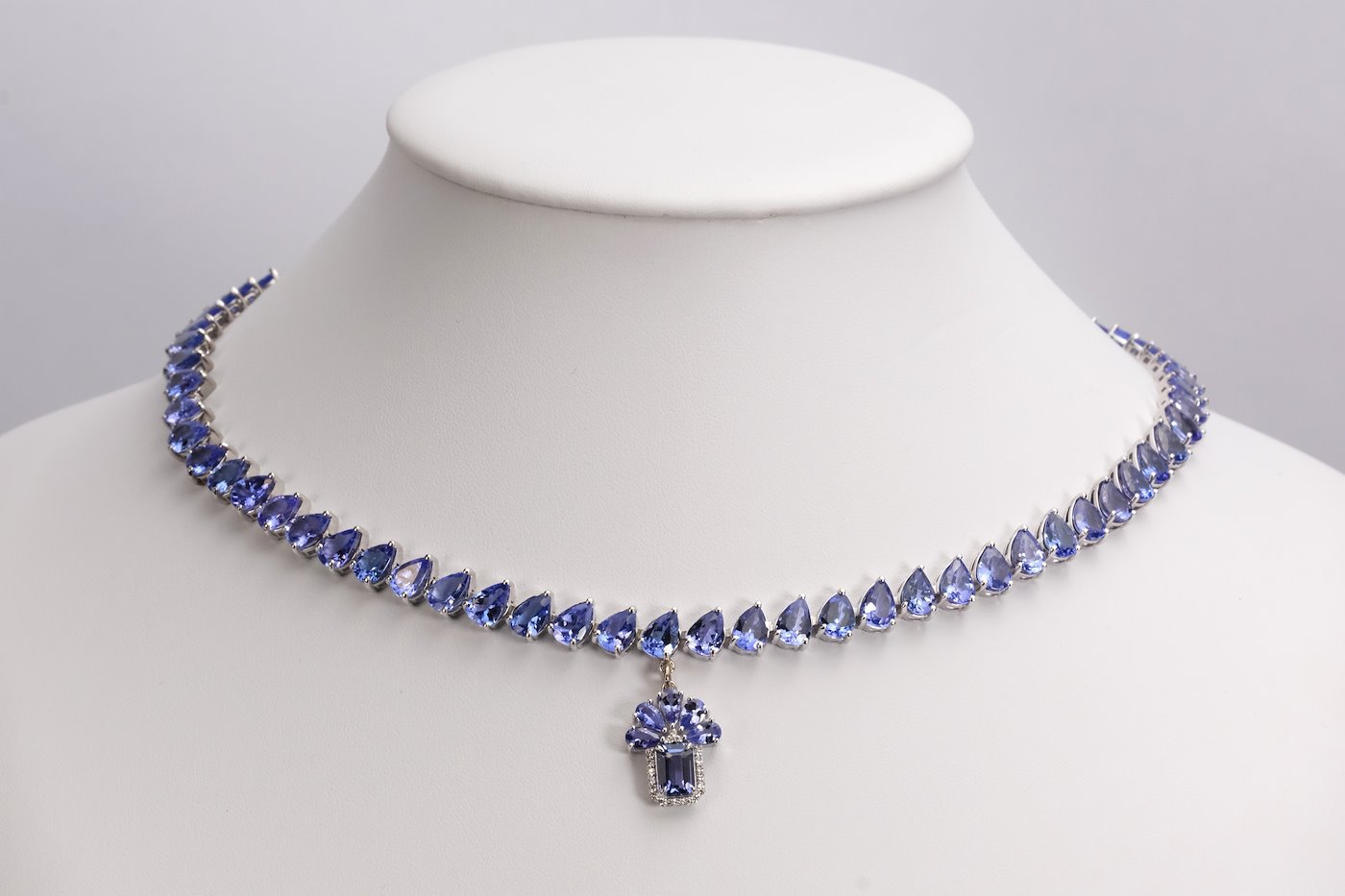 .. - Výjimečný designový náhrdelník s 64,15 ct tanzanity a 0,10 ct diamanty, bílé zlato 585/1000, značeno platnou puncovní značkou "labuť", hrubá hmotnost 26,95 g