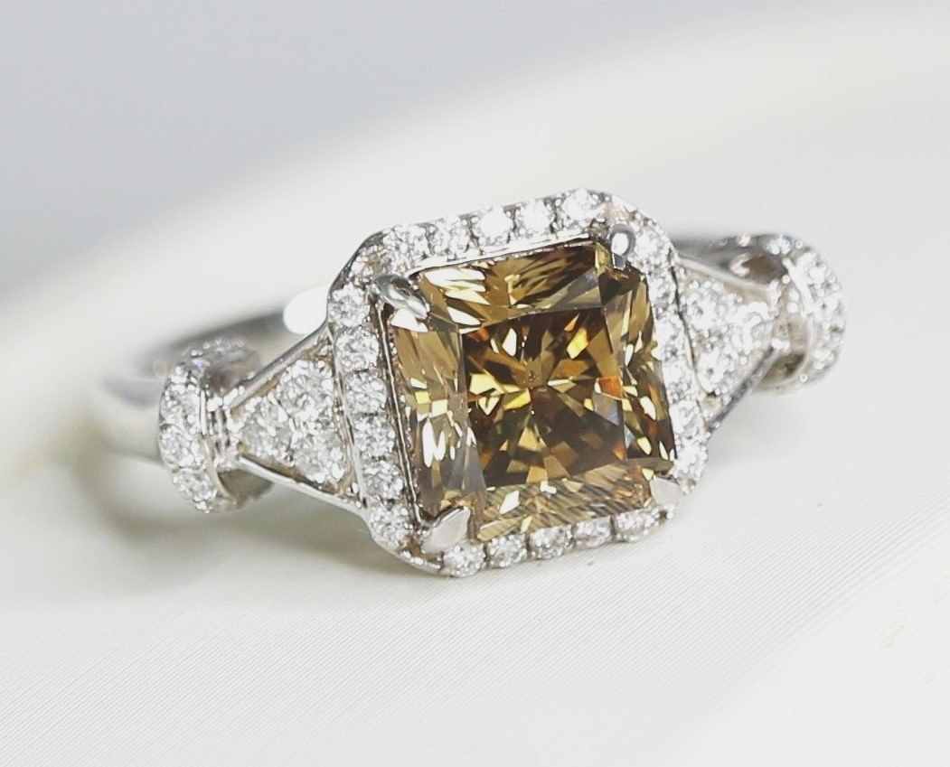 .. - Luxusní prsten s Fancy Color diamantem 2,03 ct, diamanty 0,29 ct, bílé zlato 585/1000, značeno platnou puncovní značkou "labuť", hrubá hmotnost 3,49 g