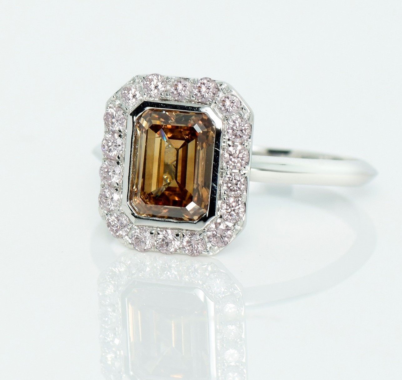 .. - Luxusní prsten s Fancy Intense Orange Brown diamantem 1,52 ct, Pink diamanty 0,43 ct, bílé zlato 750/1000, značeno platnou puncovní značkou "kohout", hrubá hmotnost 2,56 g
