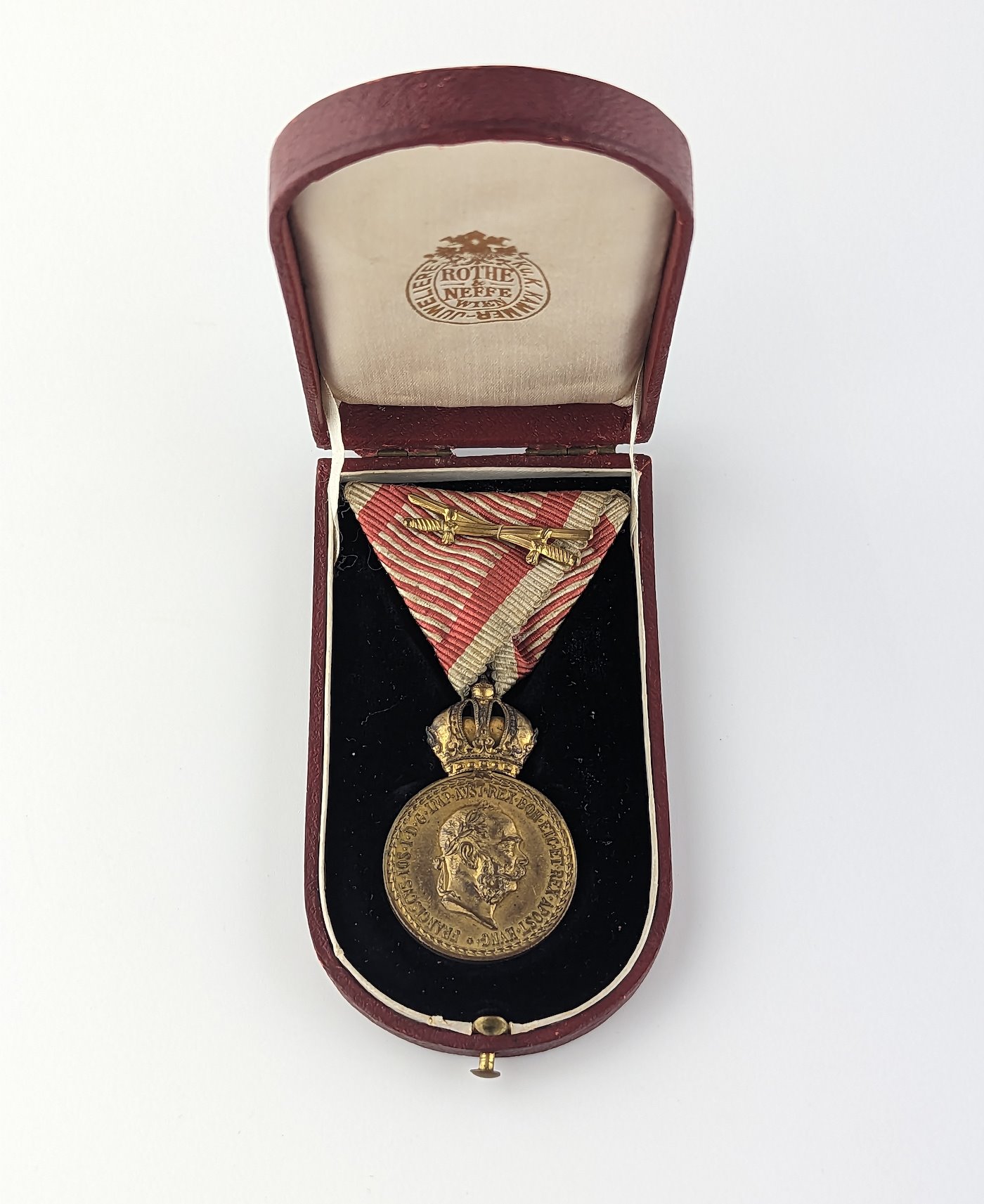 .. - Signum Laudis vojenská záslužná medaile s válečnou stuhou a meči originální etue
