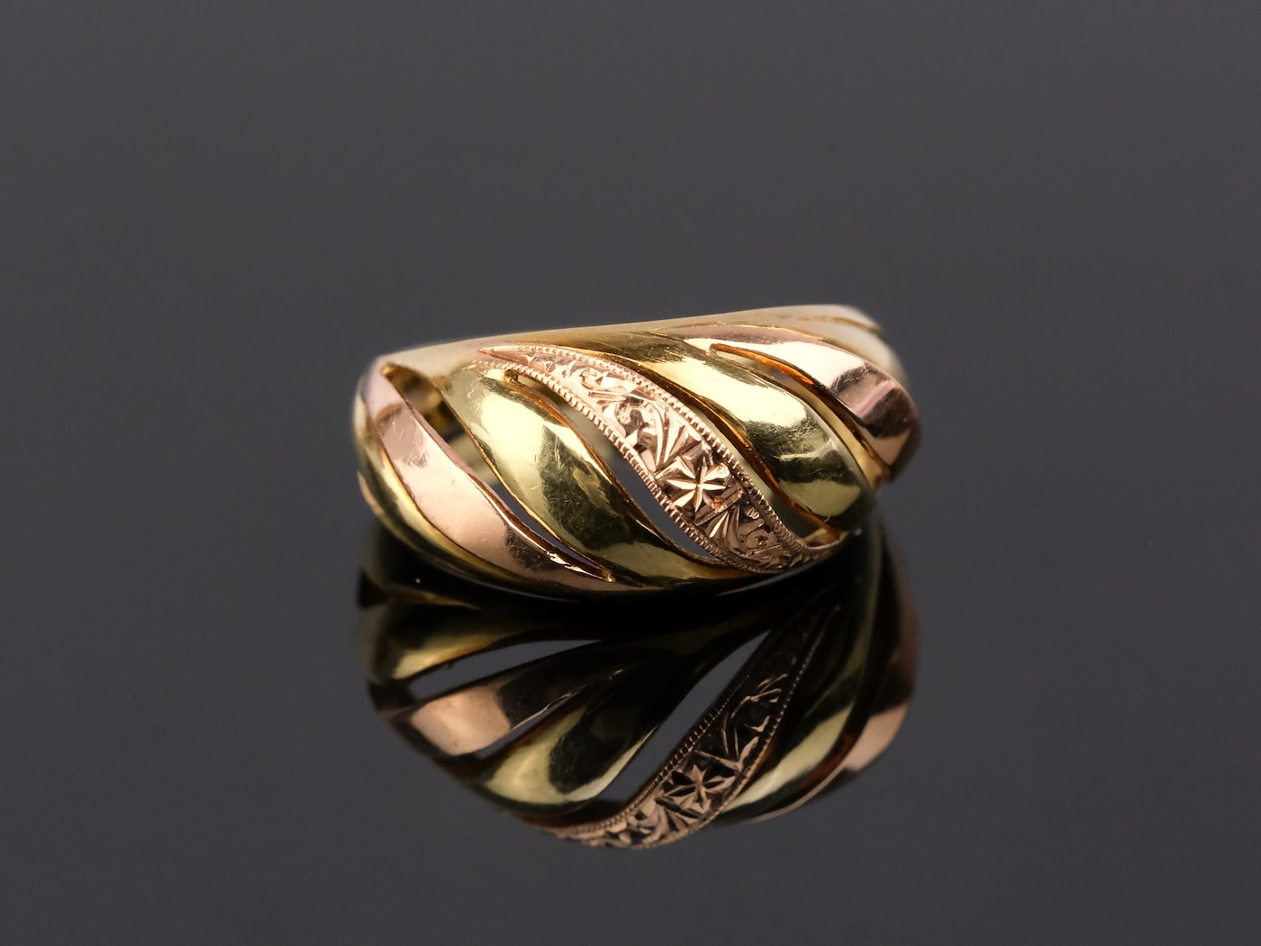 .. - Prsten zlato 585/1000, značeno platnou puncovní značkou "labuť", hrubá hmotnost 3,64 g