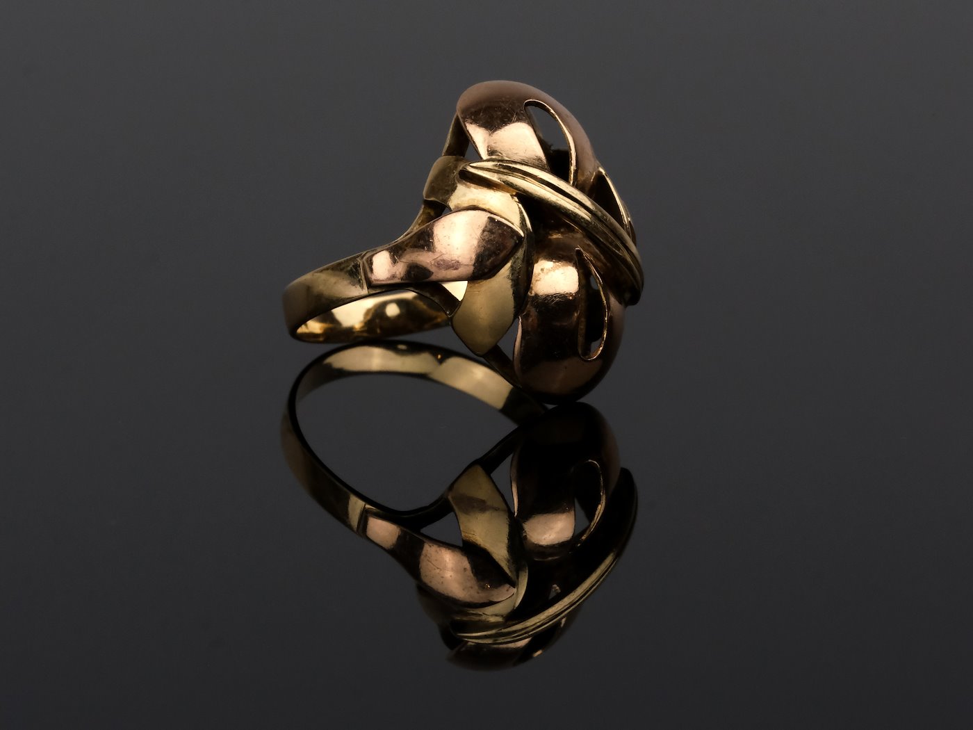 .. - Prsten, zlato 585/1000, značeno platnou puncovní značkou "labuť", hrubá hmotnost 3,85 g