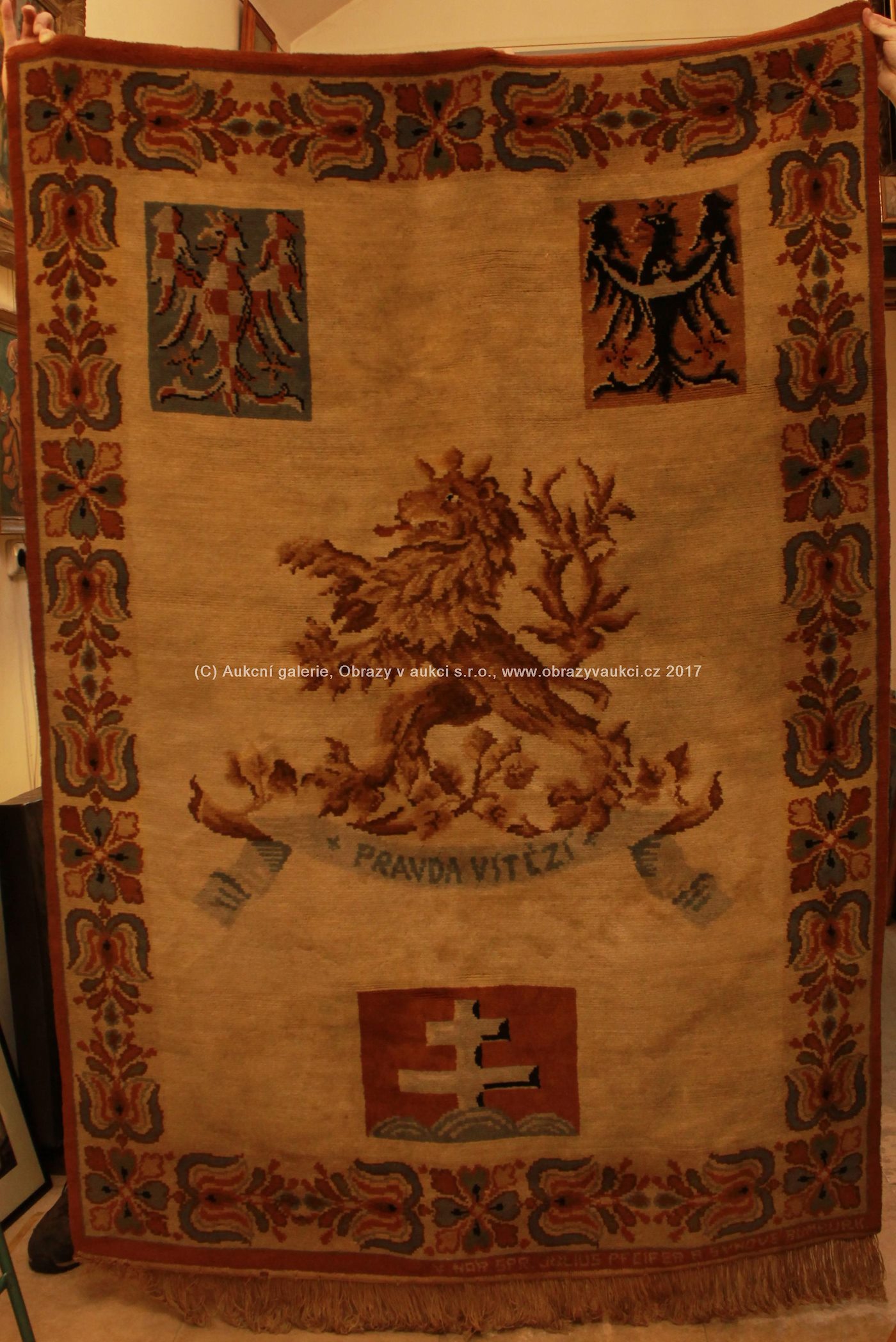 Julius Pfeifer a synové Rumburk - Závěsný koberec s velkým státním znakem