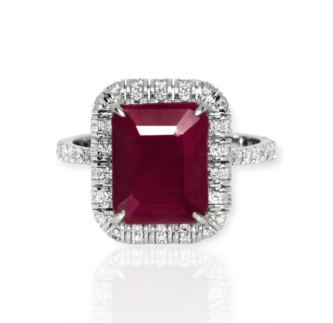 .. - Prsten s přírodním rubínem 4,88 ct a diamanty 0,46 ct, zlato 585/1000, značeno platnou puncovní značkou "labuť", hrubá hmotnost 4,05 g
