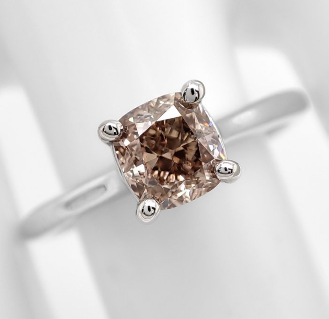 .. - Diamantový prsten 1,02 ct, zlato 585/1000, značeno platnou puncovní značkou "labuť", hrubá hmotnost 3,15 g