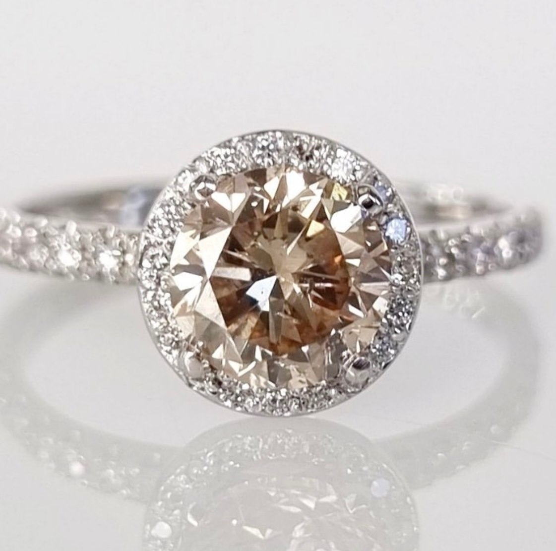 .. - Koktejlový prsten s centrálním přírodním diamantem 1,20 ct a 33 přírodními diamanty 0,21 ct, zlato 585/1000, značeno platnou puncovní značkou "labuť", hrubá hmotnost 2,10 g