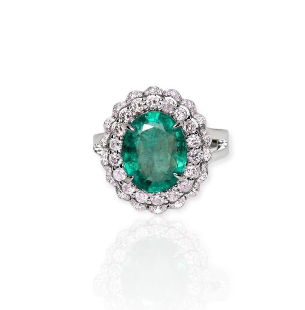 .. - Prsten s přírodním smaragdem 3,45 ct a růžovými diamanty 0,79 ct, zlato 585/1000, značeno platnou puncovní značkou "labuť", hrubá hmotnost 6,60 g