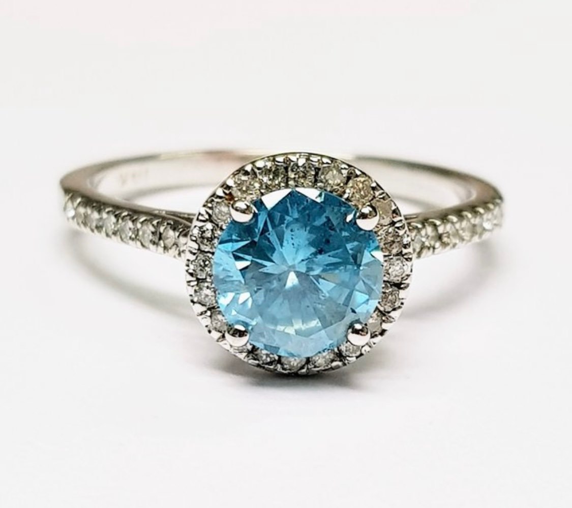 .. - Prsten s přírodním diamantem Halo Blue 1,23 ct, diamanty 0,34 ct, zlato 585/1000, značeno platnou puncovní značkou "labuť", hrubá hmotnost 2,55 g