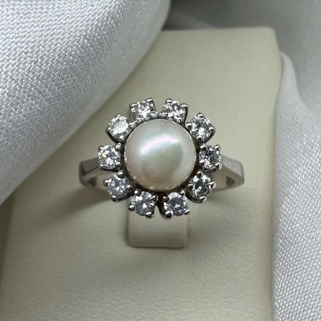 .. - Prsten s perlou a přírodními diamanty 0,45 ct, zlato 585/1000, značeno platnou puncovní značkou "labuť", hrubá hmotnost 4,46 g