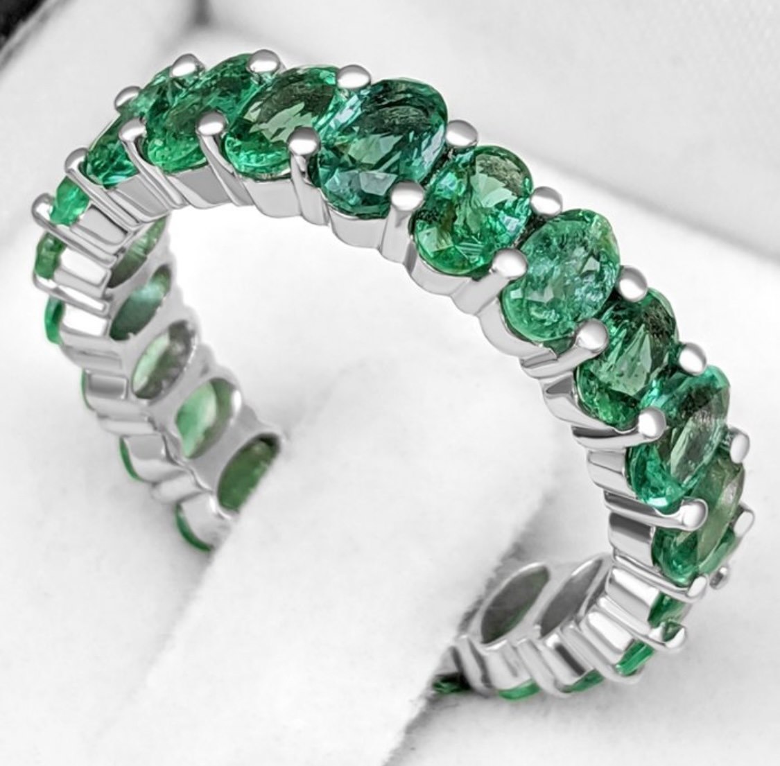 .. - Prsten se smaragdy 4,84 ct, zlato 585/1000, značeno platnou puncovní značkou "labuť", hrubá hmotnost 3,95 g