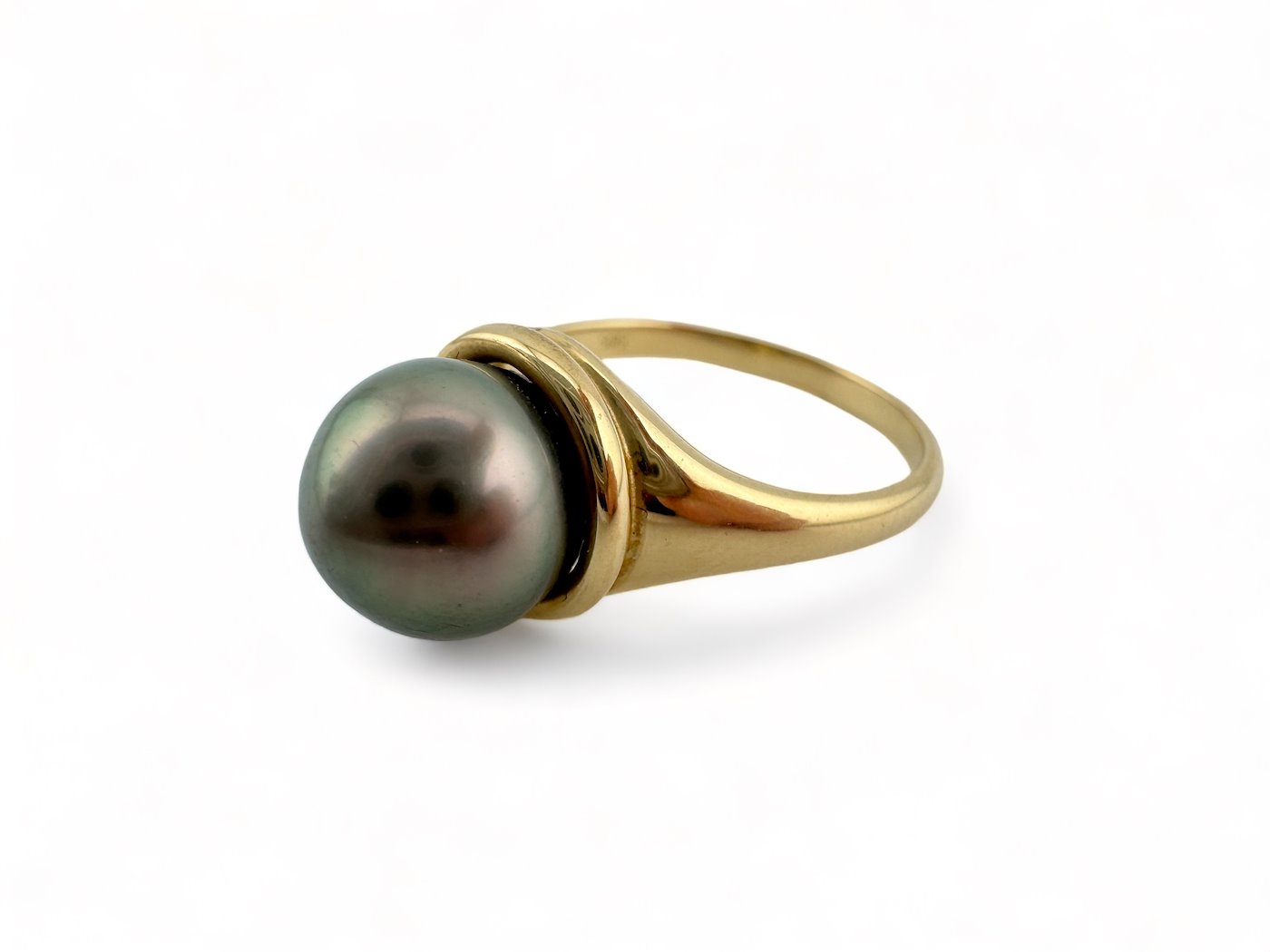 .. - Prsten s tahitskou perlou, zlato 585/1000, značeno platnou puncovní značkou "labuť", hrubá hmotnost 3,65 g