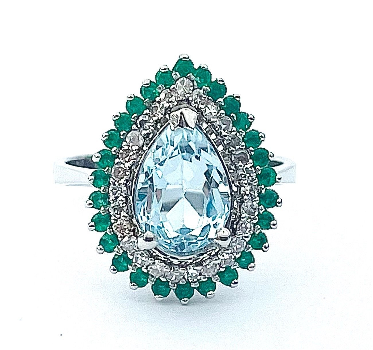 .. - Designový prsten s 3,00 ct topazem, 0,25 ct diamanty a 0,28 ct smaragdy, 750/1000 bílé zlato, značeno platnou puncovní značkou "kohout", hrubá hmotnost 4,77 g