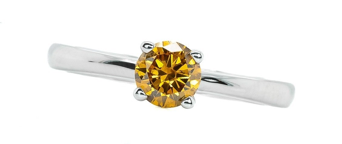 .. - Luxusní prsten s 0,59 ct Natural Fancy Vivid Yellowish Orange diamantem, bílé zlato 750/1000, značeno platnou puncovní značkou "kohout", hrubá hmotnost 3,10 g