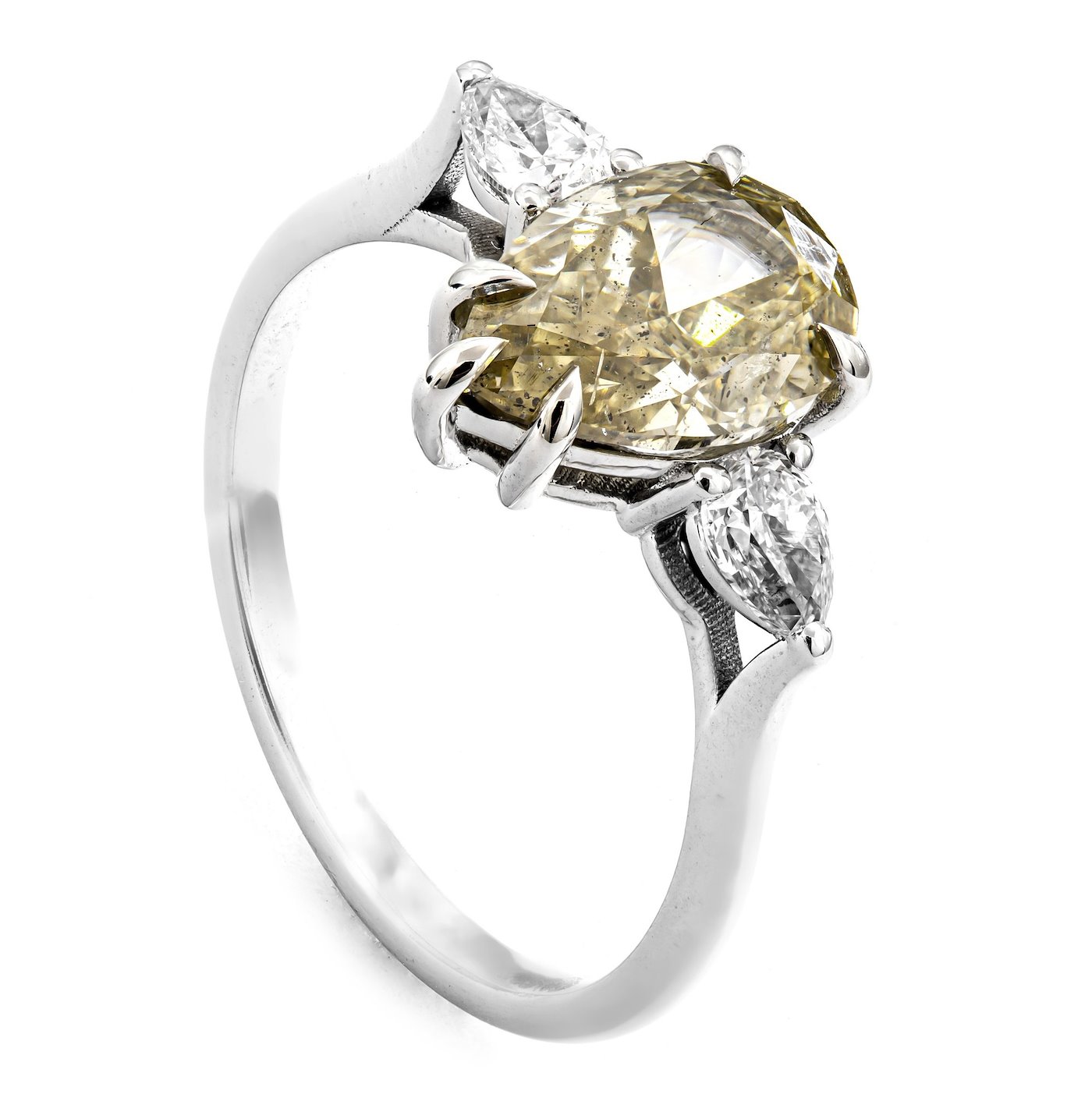 .. - Luxusní prsten s 2,06 Natural Fancy Light (AA) diamantem a 0,35 ct Natural Light Pink diamanty, bílé zlato 585/1000, značeno platnou puncovní značkou "labuť", hrubá hmotnost 2,08 g