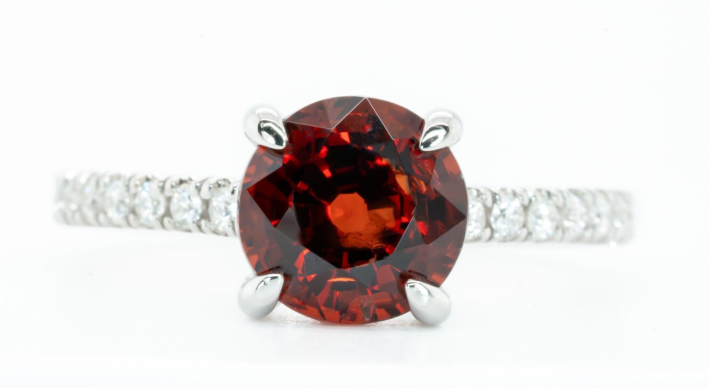.. - Luxusní prsten s vzácným 2,16 ct Natural Deep Red Barmským spinelem, 0,20 ct diamanty, bílé zlato 750/1000, značeno platnou puncovní značkou "kohout", hrubá hmotnost 3,22 g