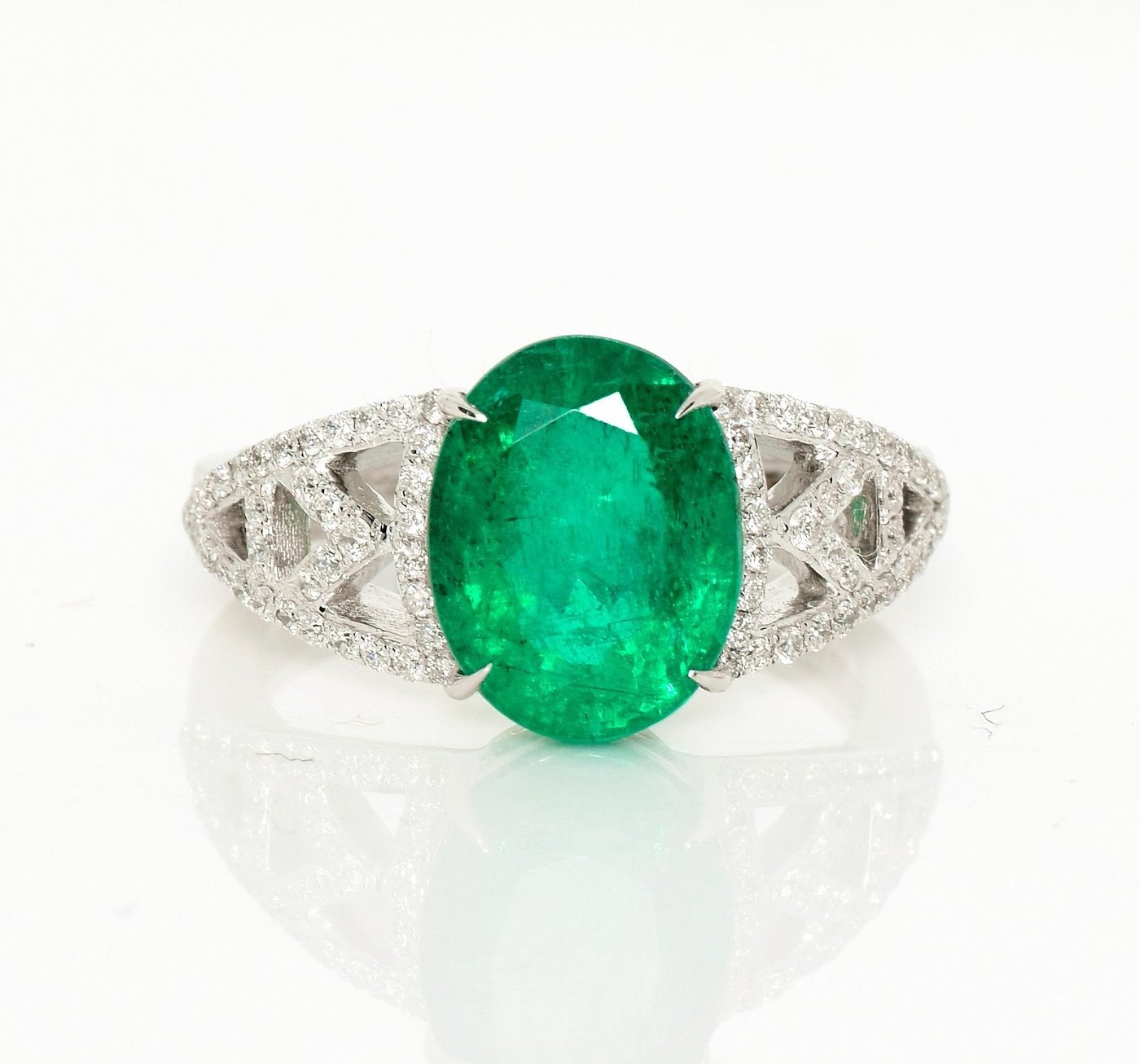 .. - Luxusní prsten s 3,51 ct smaragdem a 0,33 ct diamanty, bílé zlato 585/1000, značeno platnou puncovní značkou "labuť", hrubá hmotnost 4,99 g