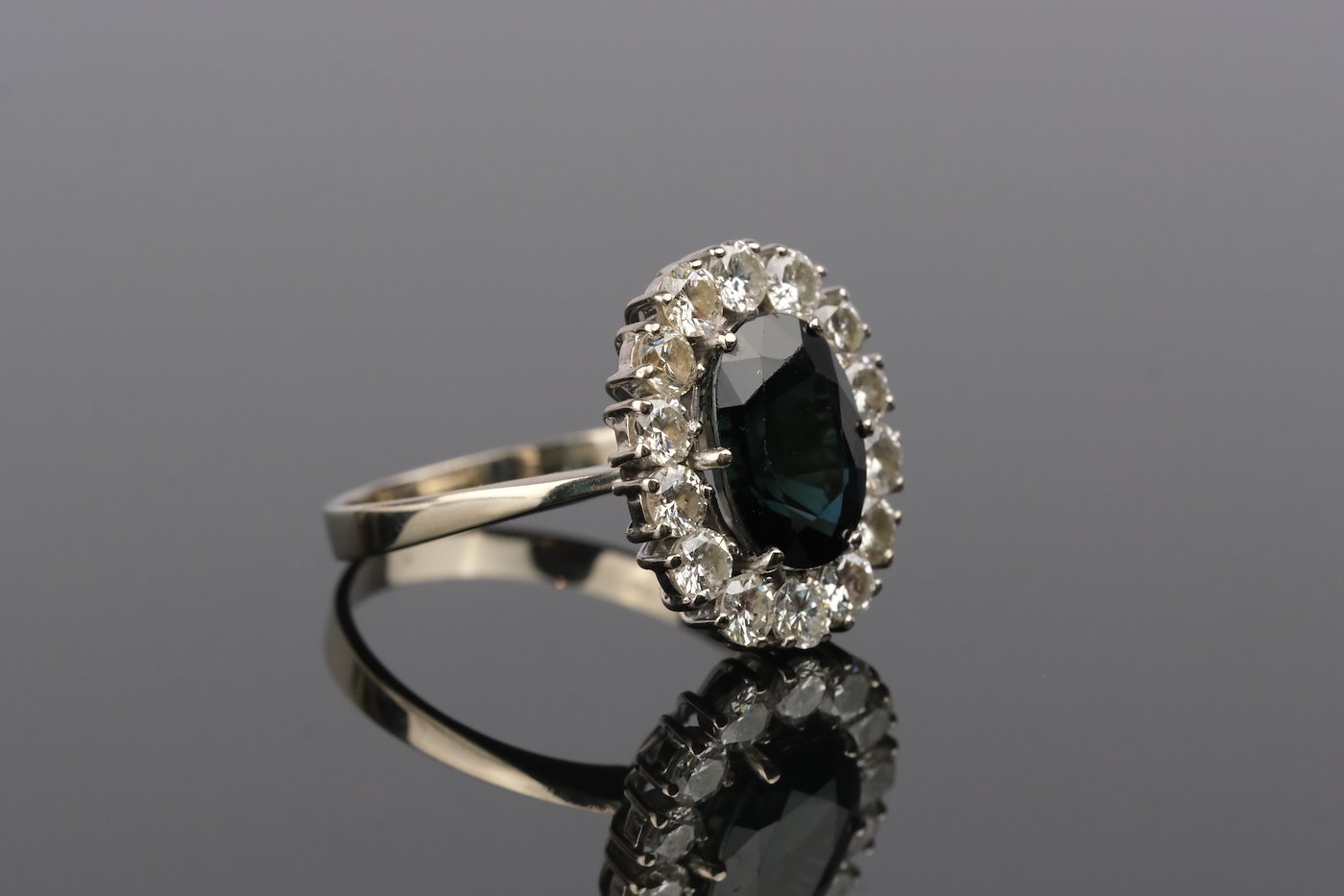 .. - Prsten s přírodním safírem 5,01 ct a diamanty 1,96 ct, zlato 585/1000, značeno platnou puncovní značkou "labuť", hrubá hmotnost 6,50 g