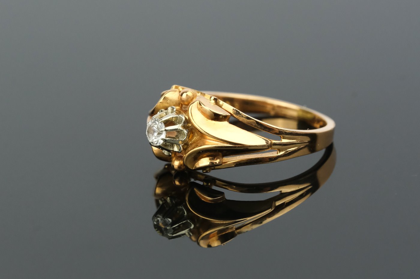 .. - Prsten s diamantem 0,05 ct, zlato 750/1000, značeno platnou puncovní značkou "kohout", hrubá hmotnost 3,50 g
