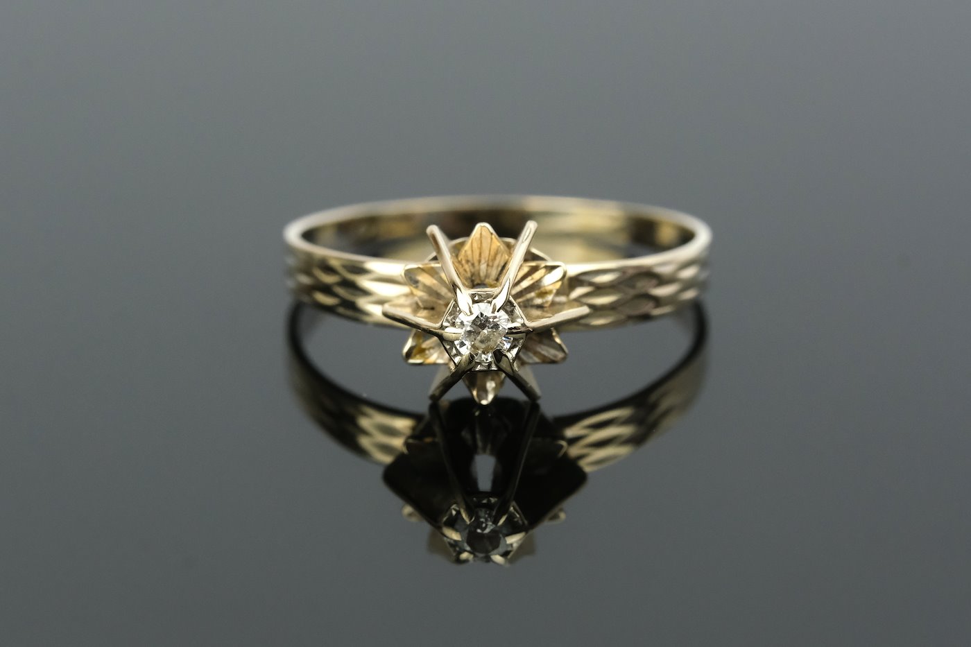 .. - Prsten s diamantem 0,05 ct, zlato 750/1000, značeno platnou puncovní značkou "kohout", hrubá hmotnost 2,10 g