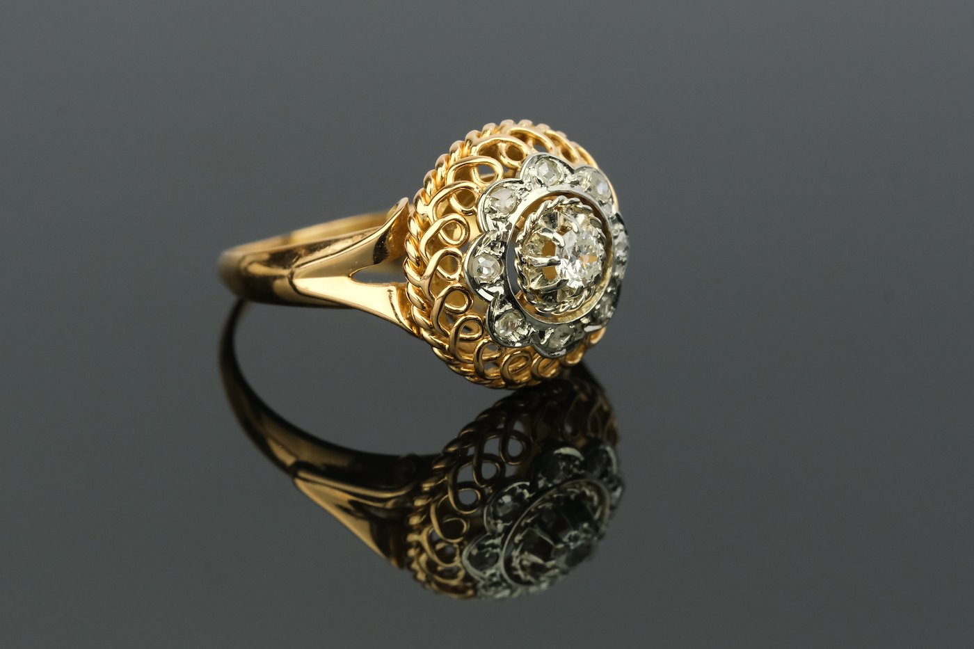 .. - Prsten s centrálním diamantem 0,09 - 0,12 t a 8 routami, zlato 750/1000, značeno platnou puncovní značkou "kohout", hrubá hmotnost 3,70 g