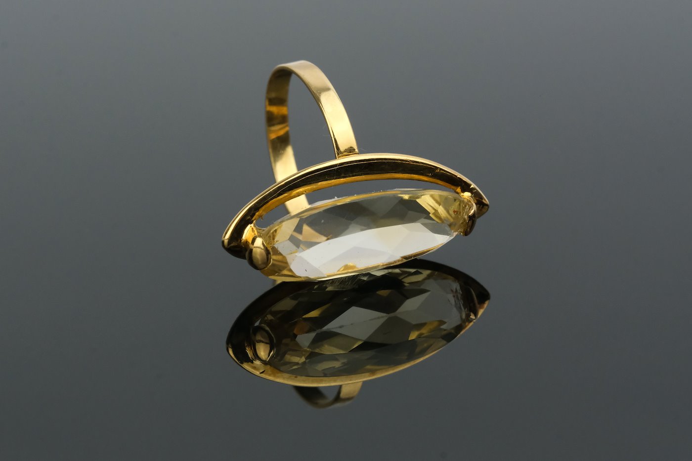 .. - Prsten s křišťálem 10 ct, zlato 750/1000, značeno platnou puncovní značkou "kohout, hrubá hmotnost 5,40 g