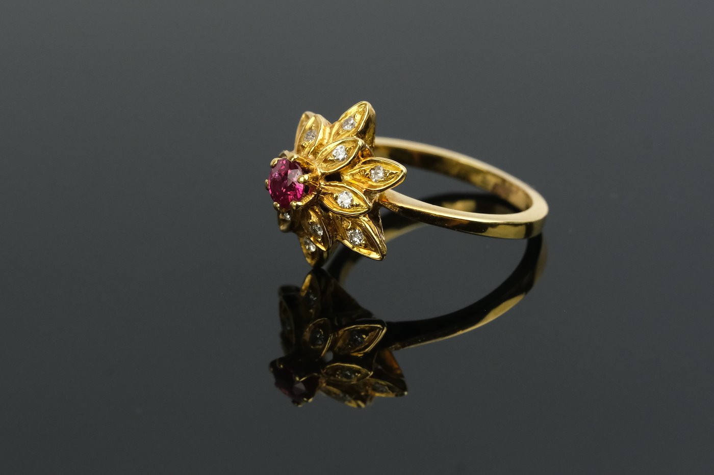 .. - Prsten s rubínem 0,06 ct a diamanty, zlato 750/1000, značeno platnou puncovní značkou "kohout", hrubá hmotnost 4,70 g