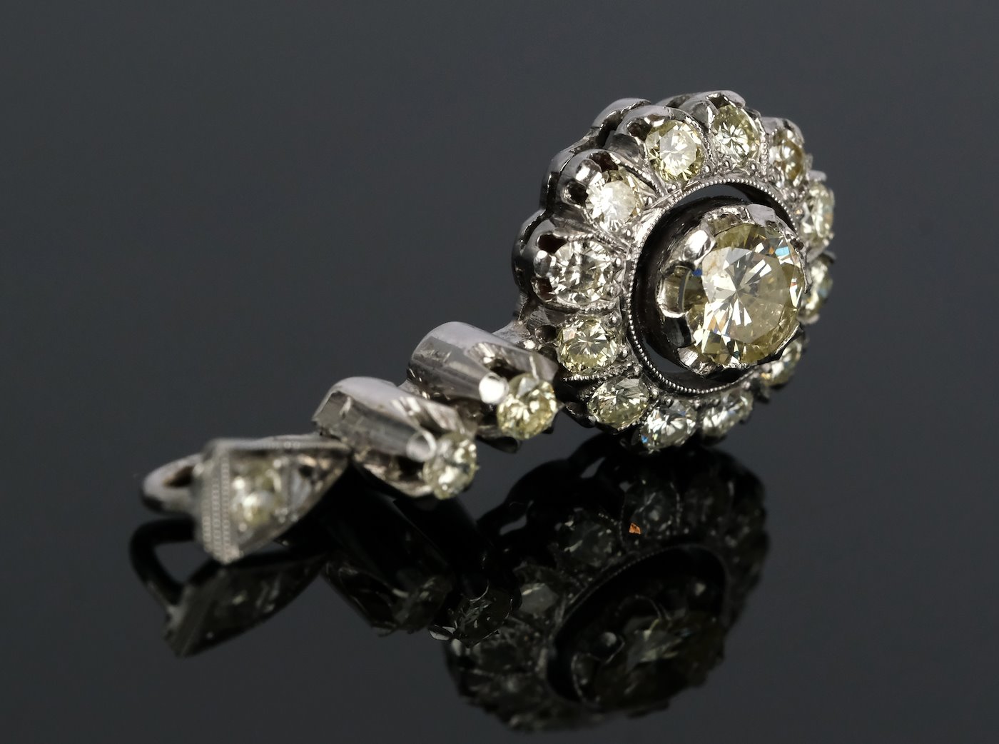 .. - Závěs art deco s diamanty 1,95 ct, zlato 750/1000, značeno platnou puncovní značkou "kohout", hrubá hmotnost 4,50 g