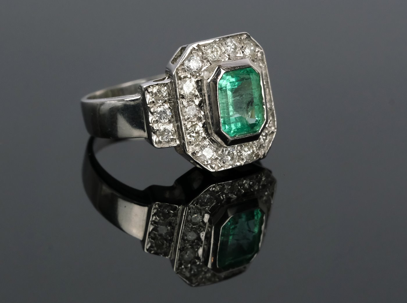 .. - Prsten se smaragdem 1,45 ct a diamanty 1,39 ct, zlato 750/1000, značeno platnou puncovní značkou "kohout", hrubá hmotnost 10,60 g