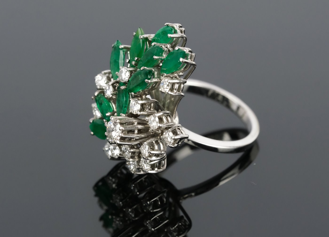 .. - Prsten se smaragdy 1,8 ct a diamanty 0,8 ct, zlato 750/1000, značeno platnou puncovní značkou "kohout", hrubá hmotnost 8,95 g