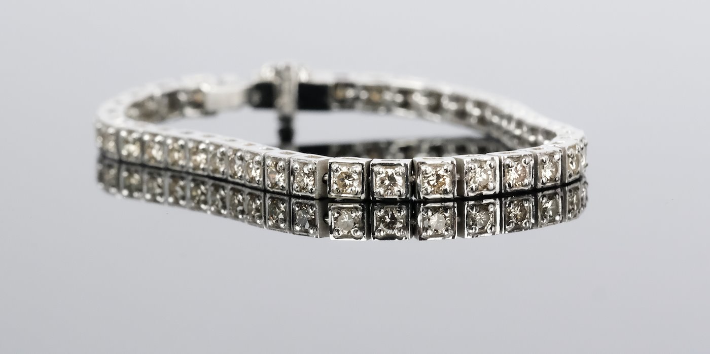 .. - Luxusní tenisový náramek s diamanty 4,03 ct, zlato 585/1000, značeno platnou puncovní značkou "labuť", hrubá hmotnost 14,75 g