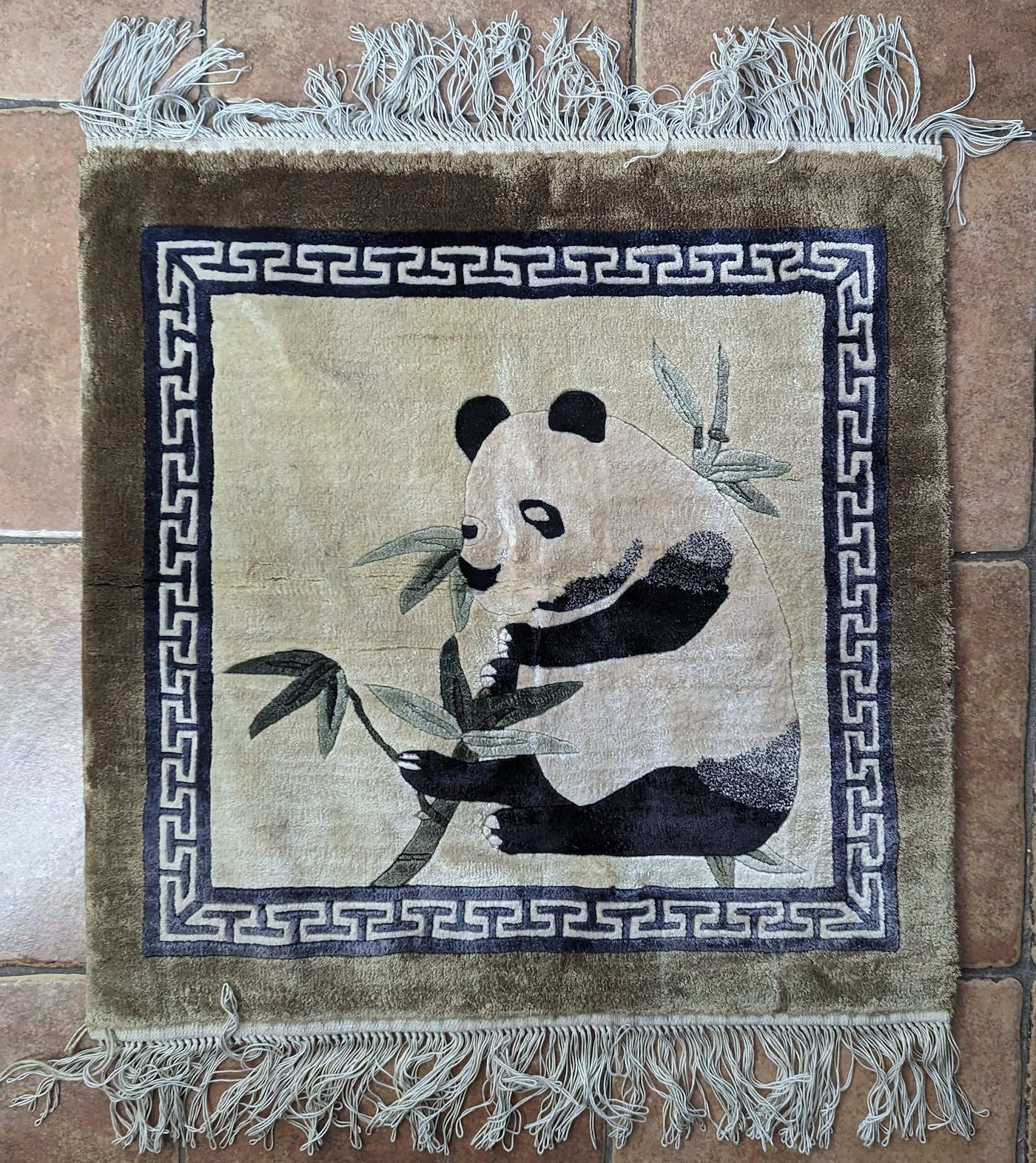 .. - Ručně tkaný koberec s námětem pandy
