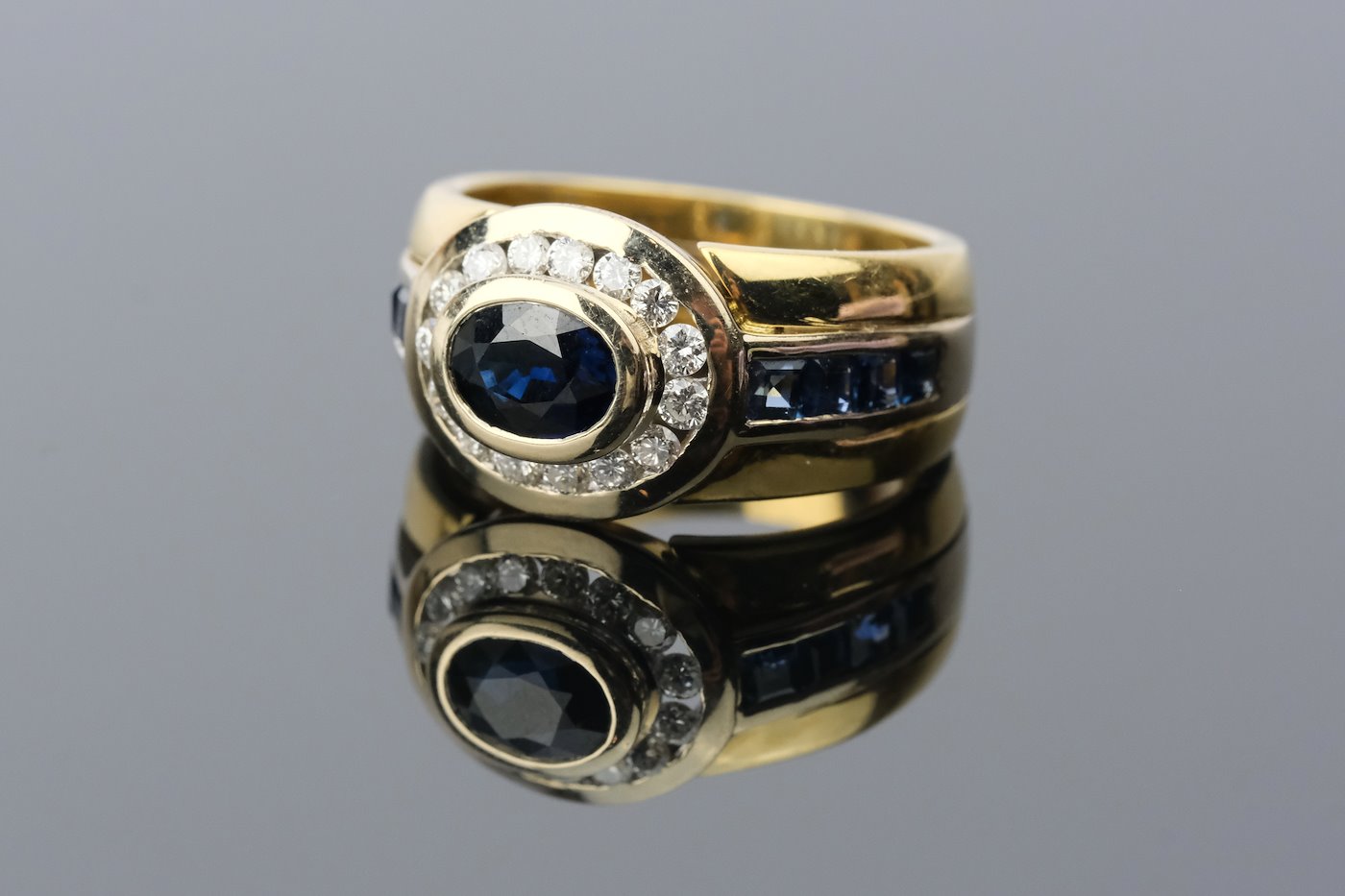 .. - Prsten se safíry 1,74 ct a diamanty 0,38 ct, zlato 750/1000, značeno platnou puncovní značkou "kohout", hrubá hmotnost 12,50 g