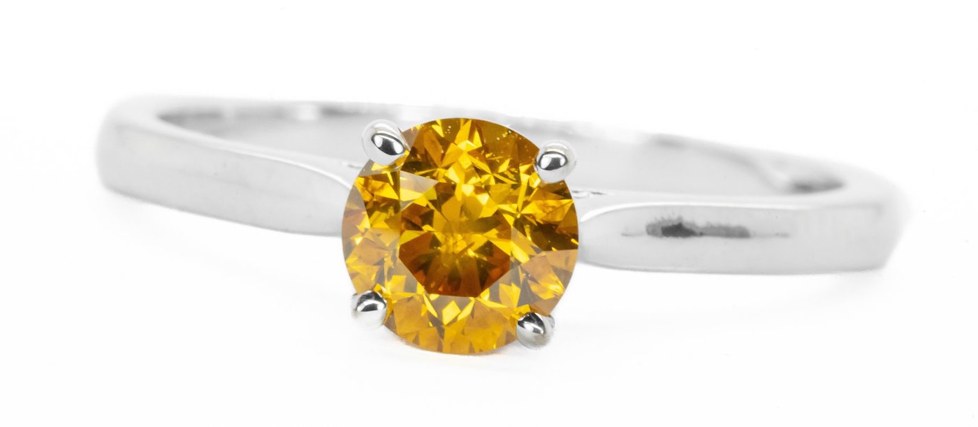 .. - Luxusní prsten s 0,81 ct Natural Fancy Vivid Diamantem, zlato 750/1000, značeno platnou puncovní značkou "kohout", hrubá hmotnost 2,94 g