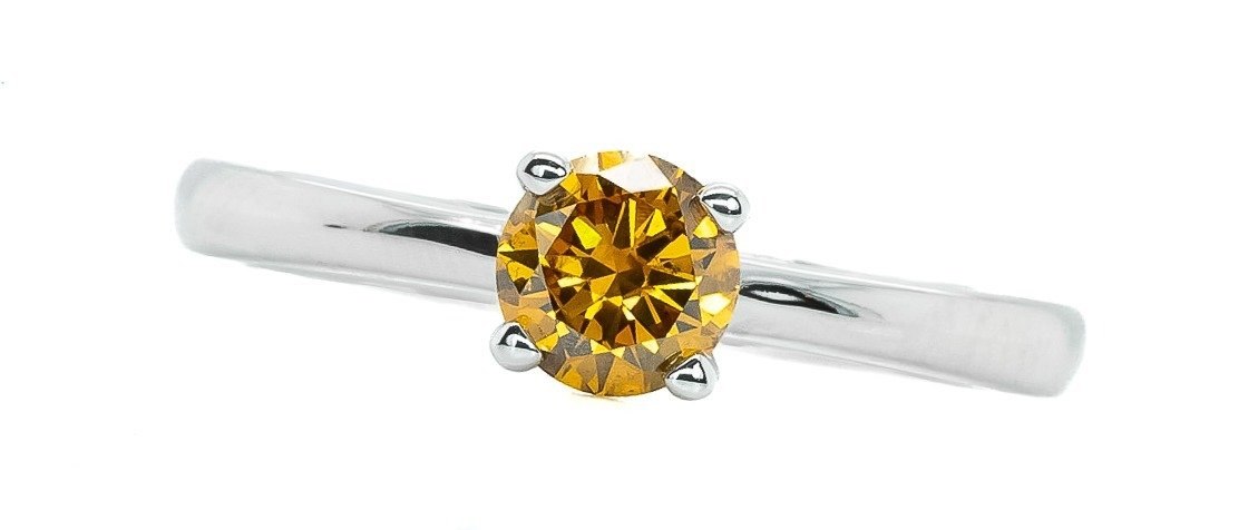 .. - Luxusní prsten s 0,59ct Natural Fancy Vivid Yellowish Orange Diamantem, zlato 750/1000, značeno platnou puncovní značkou "kohout", hrubá hmotnost 3,10 g