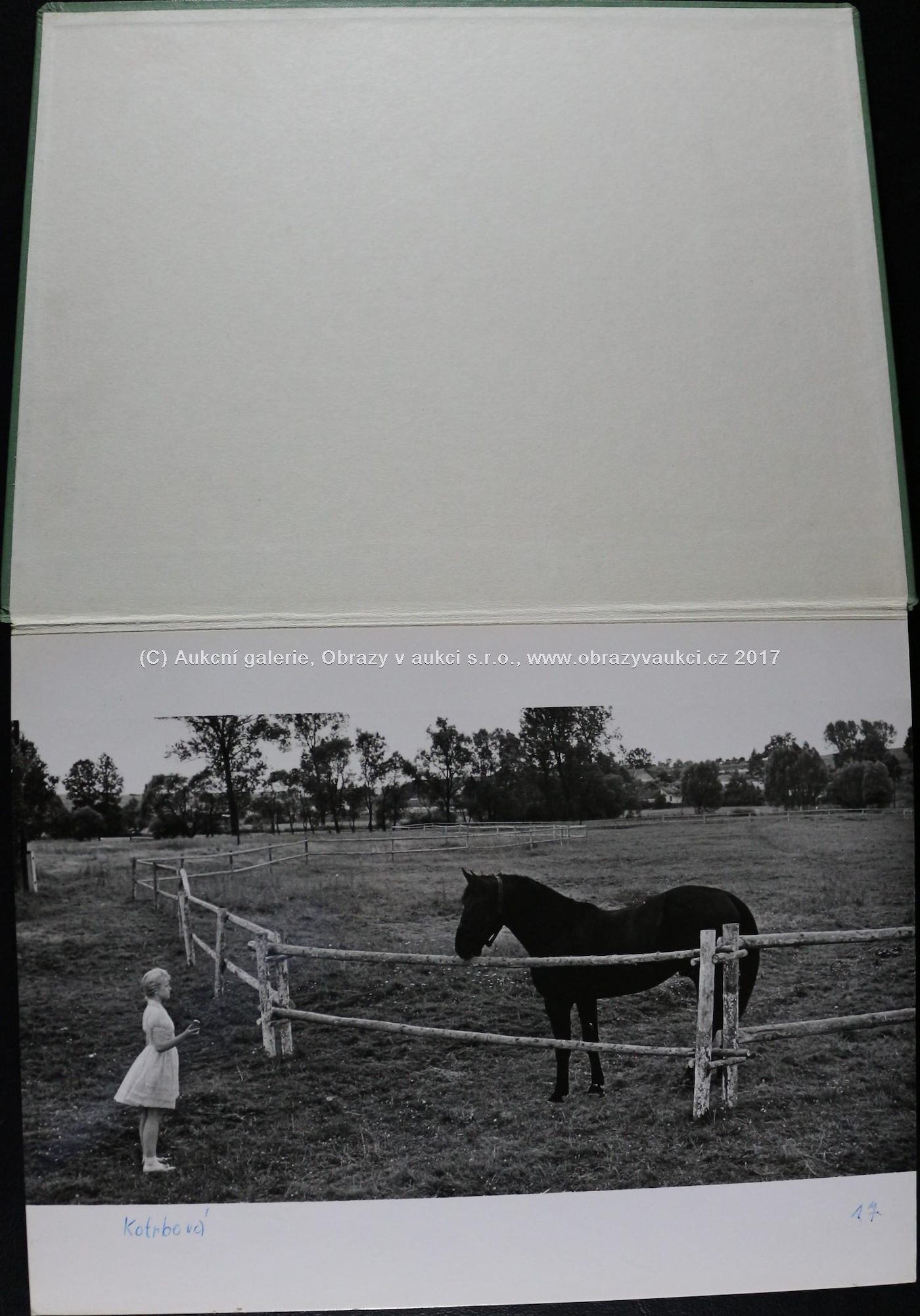 . - Album fotografií na kartonech z filmu Trápení