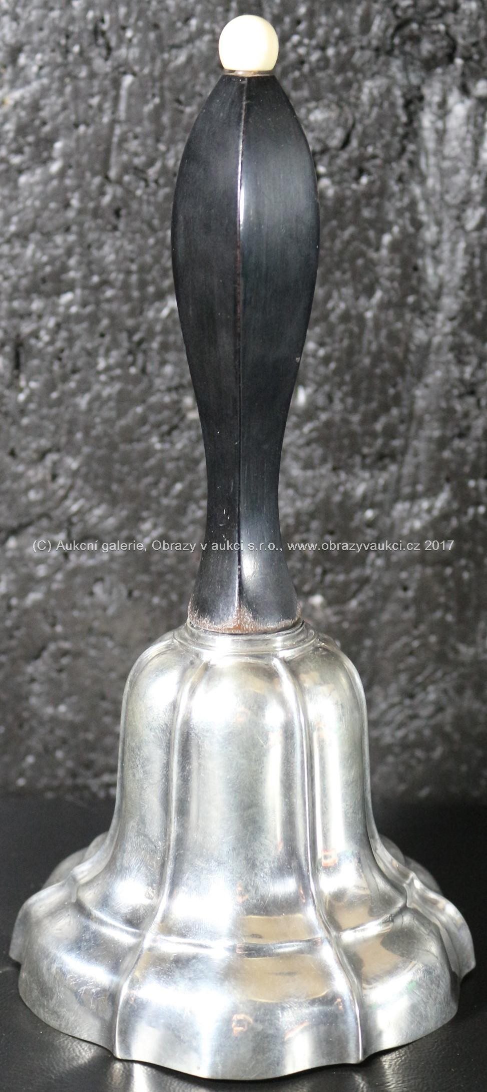 Zvon - Obecný kov, dřevěná rukojeť, stříbrný plášť - ryzost: 833/1000, celková hmotnost: 263,65 g