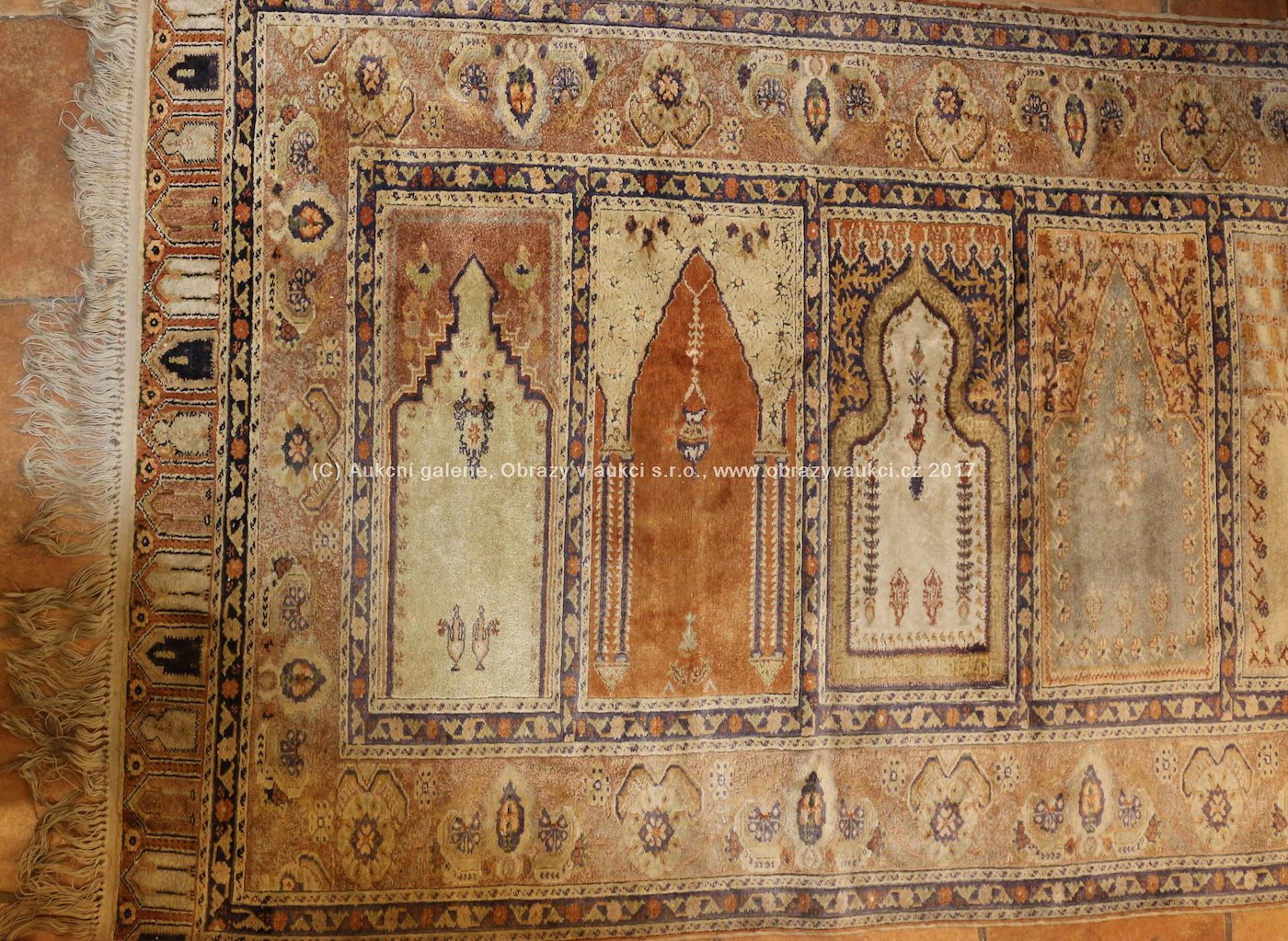 Turecko - Gördes, polovina 19. stol. - Modlitební koberec Gördes (Ghiorges) s řadou několika modlitebních nik "saf"