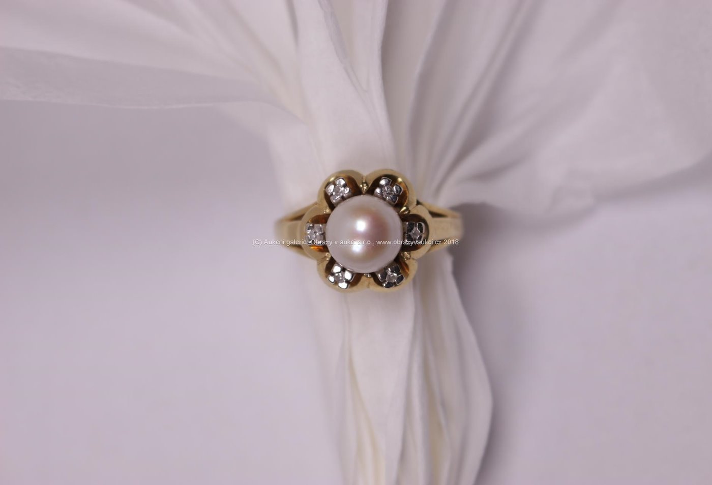 . - Prsten s perlou a diamantem, zlato 585/1000, punc husa 4, hrubá hmotnost 6,20 g