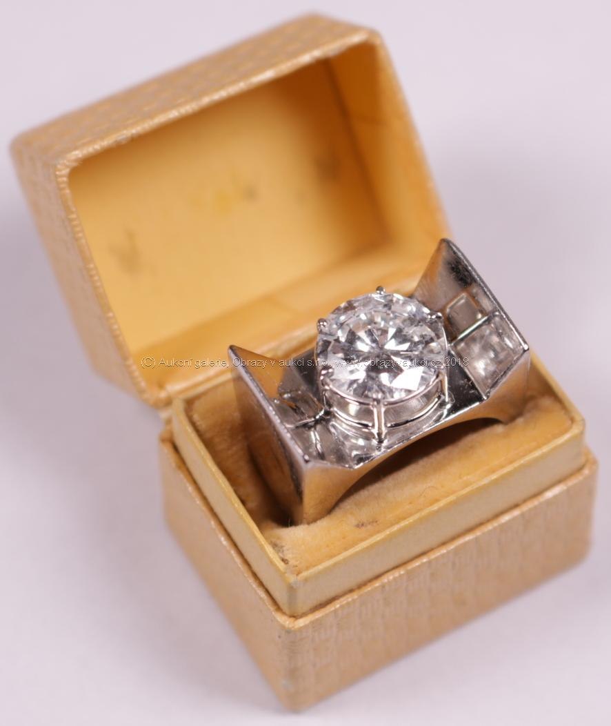. - Prsten s briliantem, zlato 750/1000, hrubá hmotnost 11,55 g, briliant 3 ct