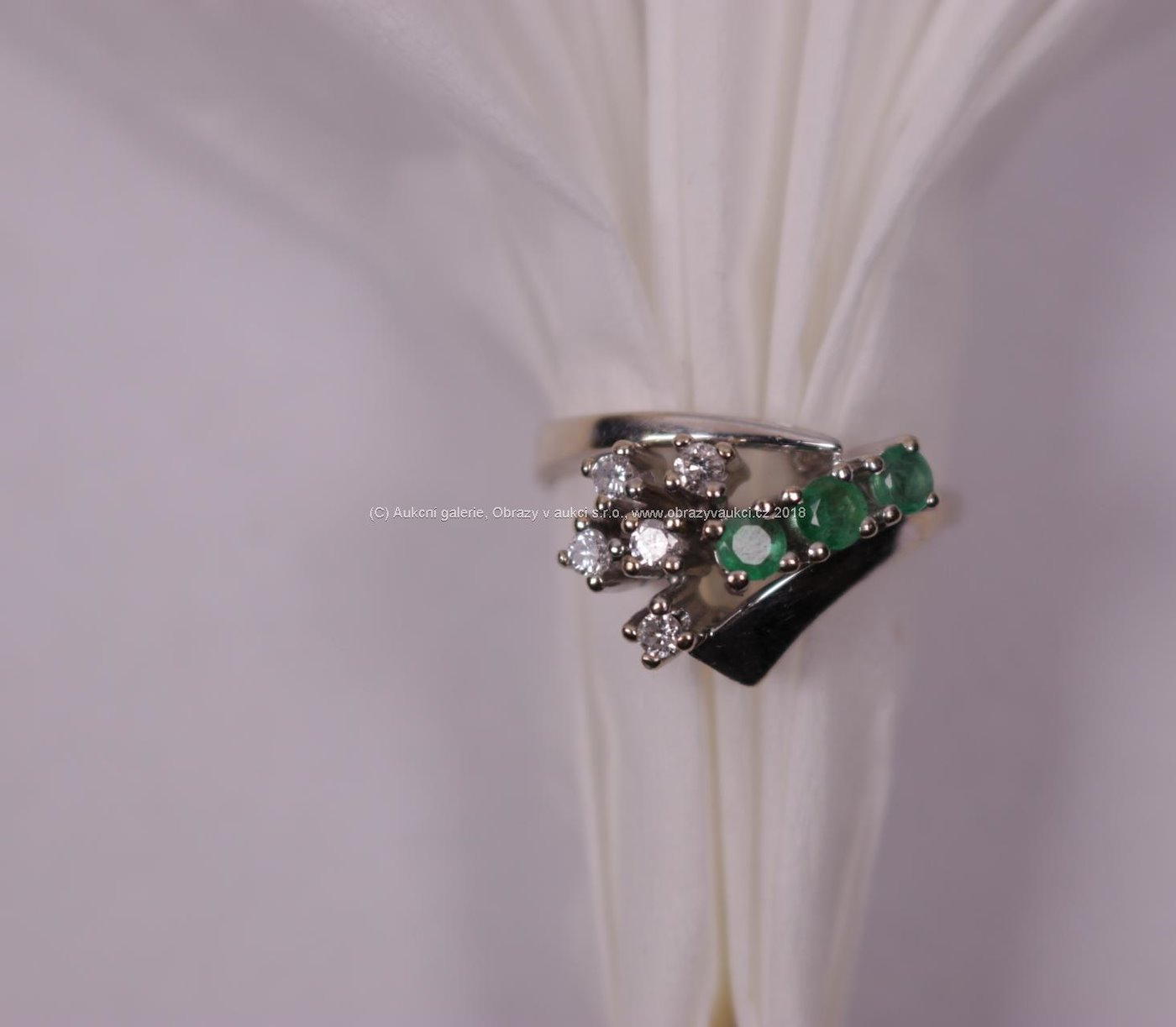 . - Prsten s briliantem a smaragdem, zlato 585/1000, punc husa 4, hrubá hmotnost 4,15 g, 0,10 ct