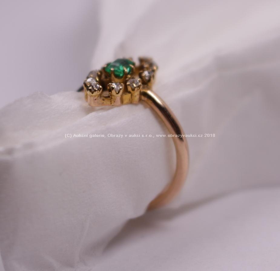 . - Prsten se smaragdem a 10 routami, zlato 585/1000, punc husa 4, hrubá hmotnost 1,73 g